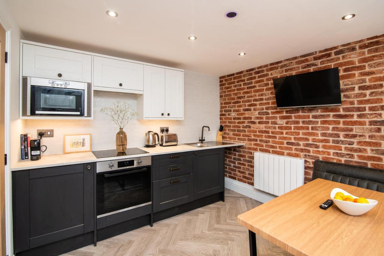 Modern Finish To A Historic Brewers House, Derby Villa Exterior foto