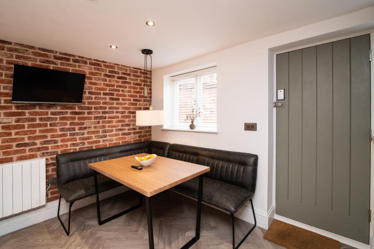 Modern Finish To A Historic Brewers House, Derby Villa Exterior foto